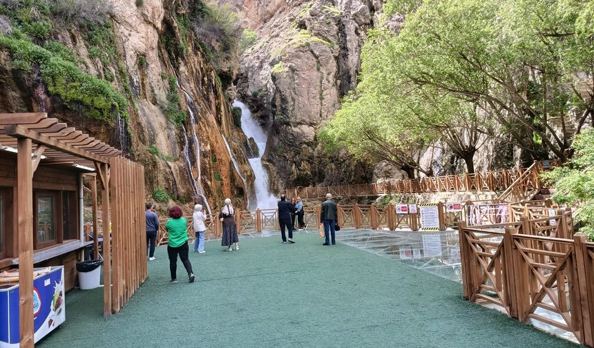 Malatya'nın Saklı Cenneti Coştu! Ziyaretçi Akınına Uğruyor