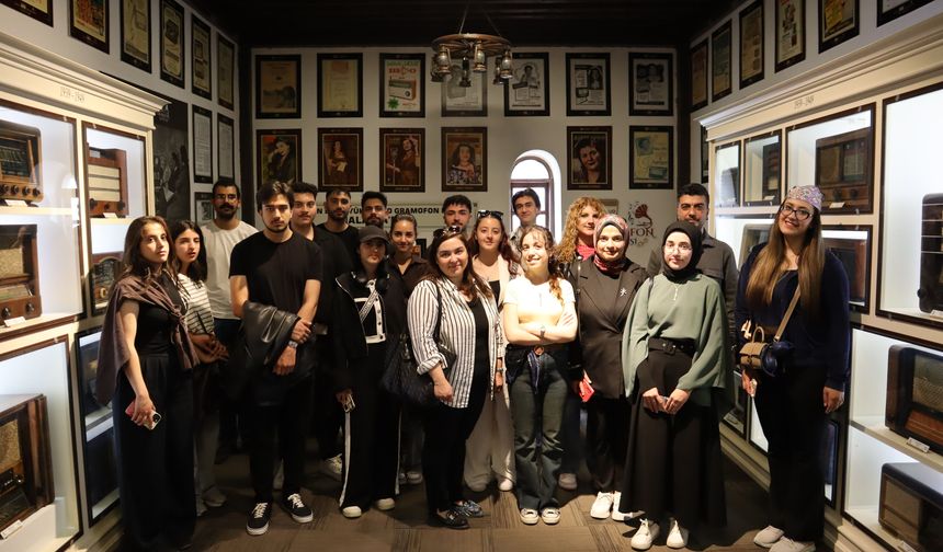 İletişim Fakültesi Öğrencileri Radyo ve Gramofon Müzesi’nde Geçmişe Yolculuk Yaptı