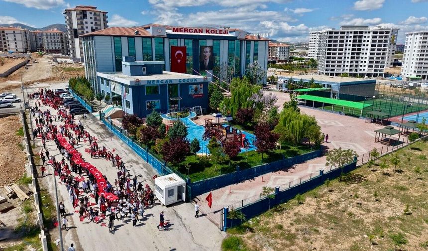 Mercan Koleji’nde 19 Mayıs Coşkusu! Öğrencilerden Renkli Gösteriler