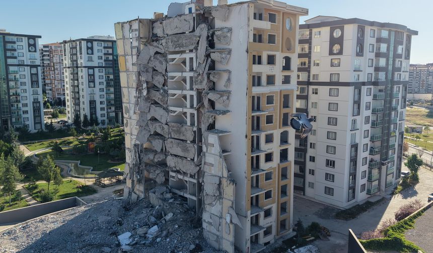 Malatya'da Görülmemiş Manzara: Yarısı Yıkıldı, Diğer Yarısına Güç Yetmedi!