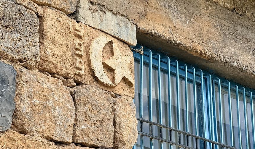 Bir ustanın taşları yontarak yaptığı 30 yıllık ev ziyaretçi akınına uğruyor