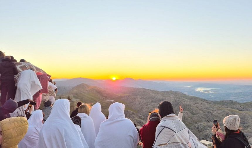 Nemrut Dağı'nda Gün Doğumu ve Gün Batımı Manzarası Ziyaretçileri Büyülüyor