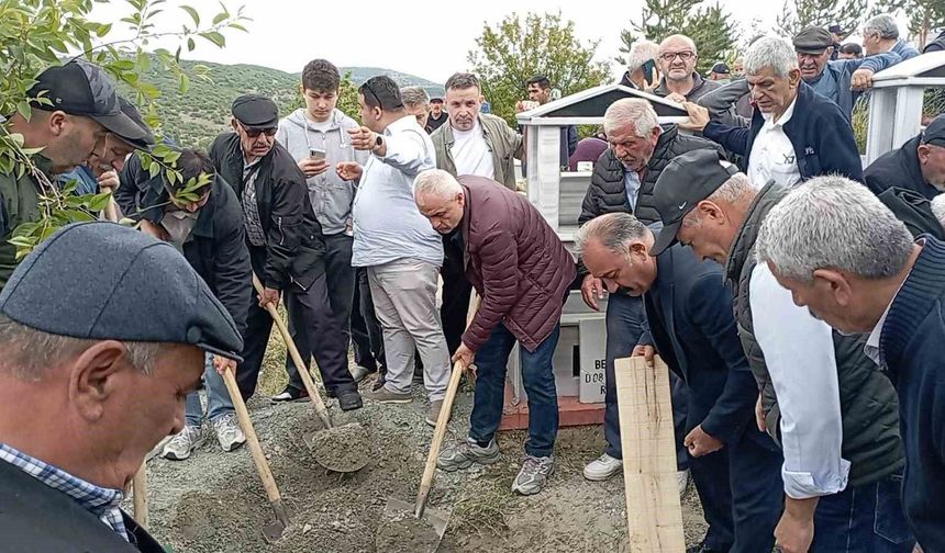 Rıza Çalımbay'ın annesi son yolculuğuna uğurlandı
