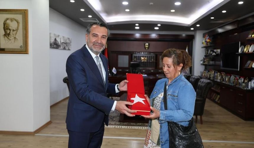 Otobüste Türk Bayrağını Silmişti! Elazığ’da O Kadına Başkan Şerifoğulları’ndan Anlamlı Hediye