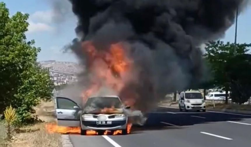 Sürücü Son Anda Kurtuldu! Elazığ'da Otomobil Alevler İçinde Patladı
