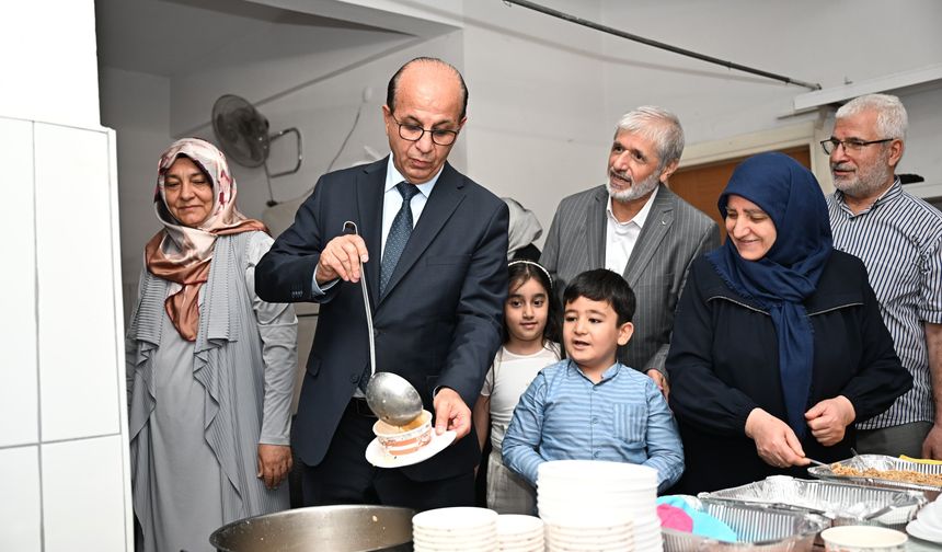 Yetimler Kervanı’nın Aşure Programında Birlik ve Dayanışma Mesajları