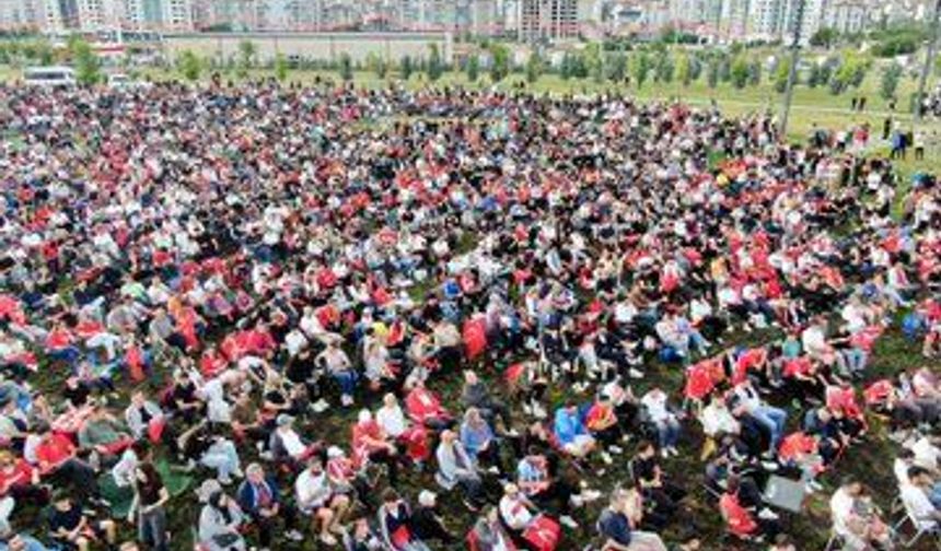 Malatya’da Milli Heyecan Meydanlara Taştı! Yüzlerce Kişi Dev Ekran Başında Buluştu