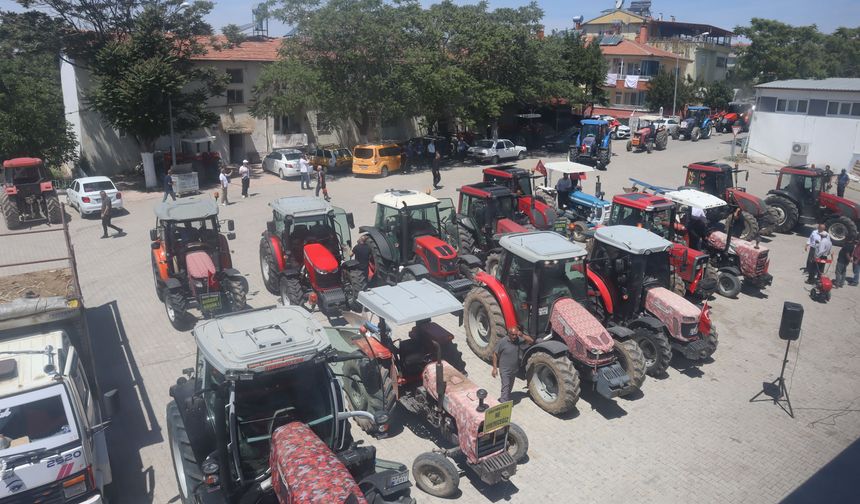 Malatya'da Hububat Tepkisi! Çiftçiler Traktörlerle İlçe Merkezine İndi