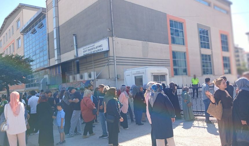 Malatya’da LGS Maratonu Başladı! Öğrenciler Sınavda, Veliler Kapıda Tek Yürek!