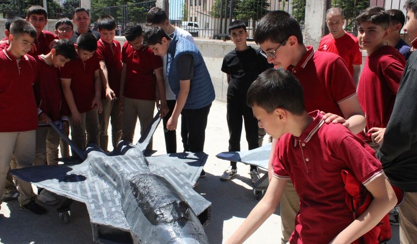 Hekimhanlı Öğrencilerden Atık Malzemelerle Yerli Hava Araçlarına Anlamlı Proje