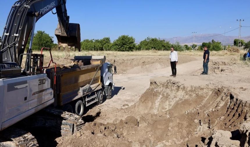 Akçadağ'da Beklenen Projede İlk Kazma Vuruldu! 50 Yataklı Öğretmenevi Yükseliyor