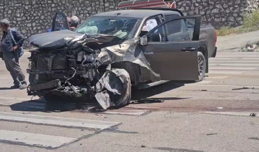 Malatya'da İki Pikap Çarpıştı: Araçlardan Biri Devrildi, 3 Kişi Yaralandı