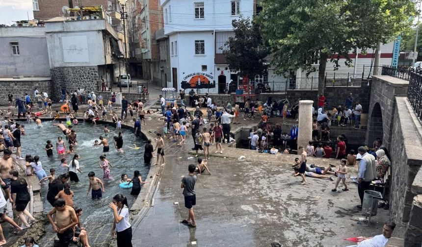 Diyarbakır’da Kavurucu Sıcaktan Bunalan Çocukların Adresi Tarihi Anzele Suyu Oldu