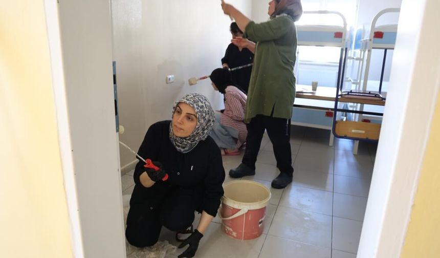 Elazığ'da Öğretmenlerden Tatilde Örnek Dayanışma: Okulu Yeni Döneme Kendi Elleriyle Hazırlıyorlar
