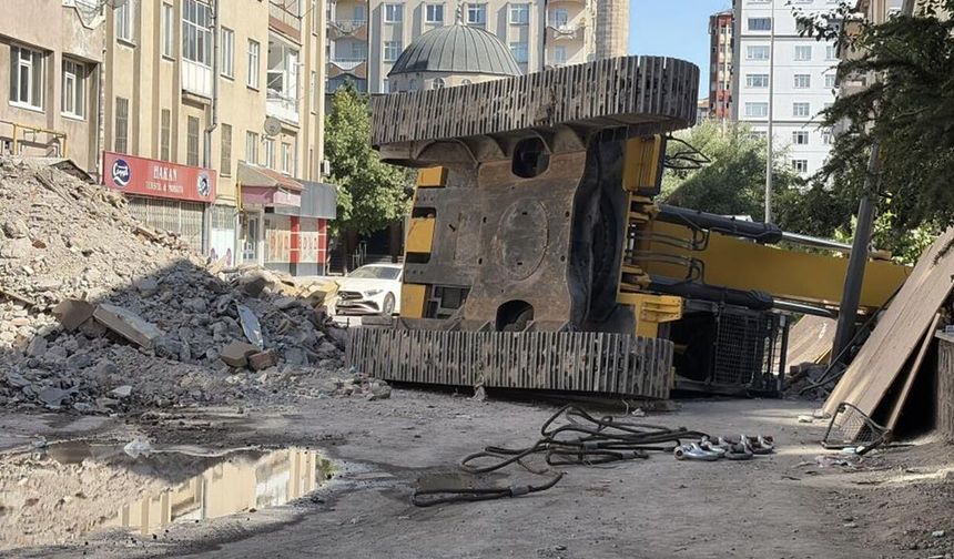 Yıkım Bir Anda Kabusa Döndü! İş Makinesi Böyle Devrildi