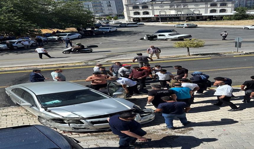 Elazığ’da Feci Kaza! Yoldan Geçen Vatandaş Son Anda Kurtuldu