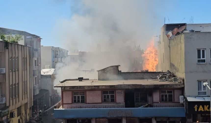 Adıyaman Kahta'da Alevler Yükseldi! İş Yerindeki Tüpler Patladı