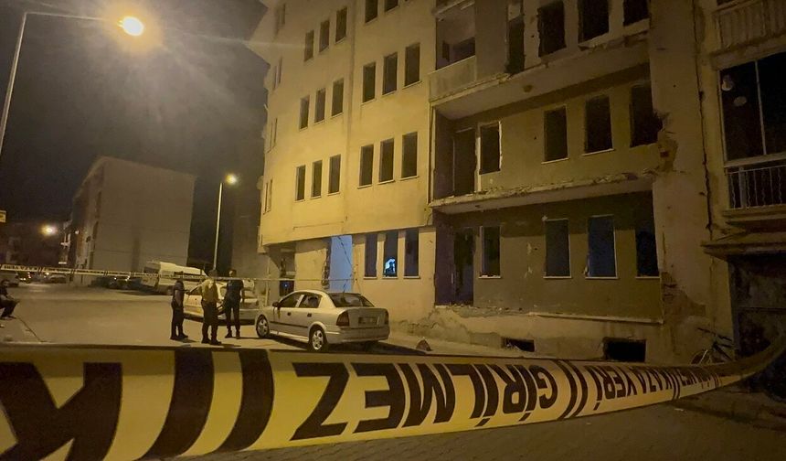 Ağır Hasarlı Binanın Çatısından Düştü, Feci Şekilde Hayatını Kaybetti!