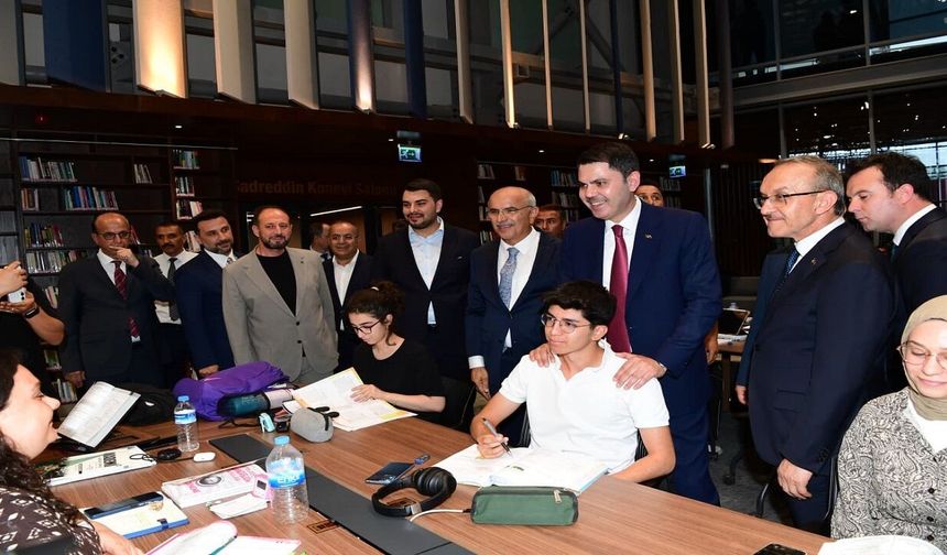 Murat Kurum Kütüphaneyi Gezdi, Öğrencilerden Gelen Cevap Şaşırttı!