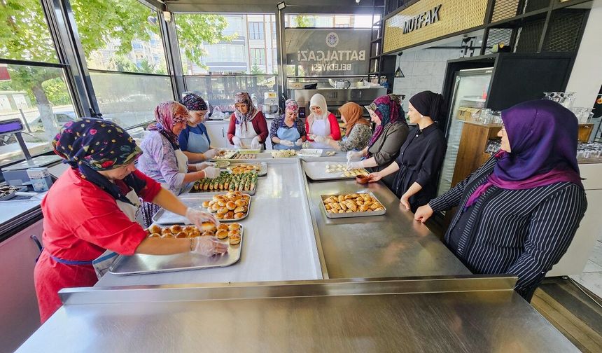Malatya’da Kadın Emeği Büyüyor! Yöresel Lezzetler Yeni Noktada Vatandaşlarla Buluşuyor