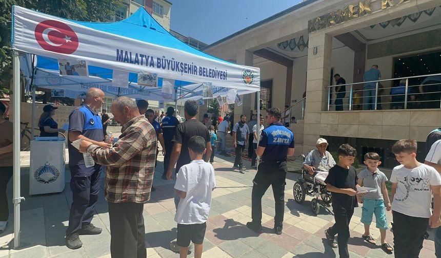 Malatya'da Cami Çıkışında Anlamlı Mesaj: Yardımınızı Doğru Yere Ulaştırın