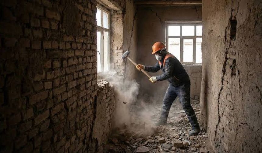 Malatya'da 157 Bin Metrekarelik Alandaki Hasarlı Binalar Elle Yıkılacak!