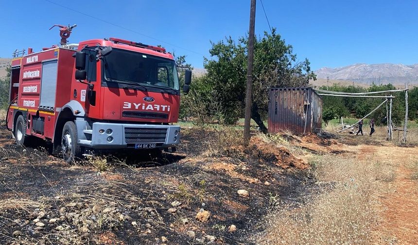 Doğanşehir'de Ot Yangını Paniği! Alevler Konteynerlere Sıçradı