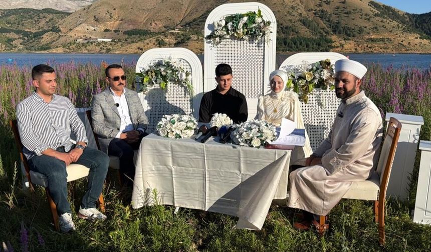 Dünyada Bir İlk! Yüzen Adada "Evet" Diyerek Tarihe Geçtiler
