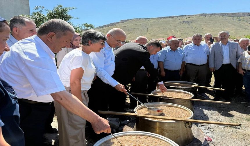 Darende’de Muharrem ayı bereketi: Kazanlar birlik ve beraberlik için kaynadı, bin kişiye aşure ikram edildi!