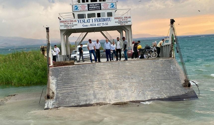 Malatya- Baski Feribotunu Fırtına Kıyıya Savurdu! Yolcular ve Araçlar Böyle Kurtarıldı...