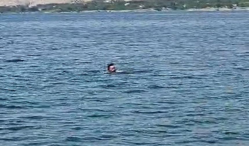 Elazığ’dan Malatya’ya Yüzerek Geçti! 3 bin 300 Metrelik Dikkat Çeken Yolculuk...