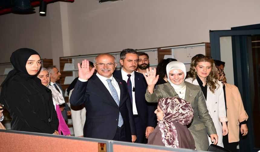 Malatya’da Kütüphaneyi Gezen Bakan Göktaş’tan Dikkat Çeken Öneri