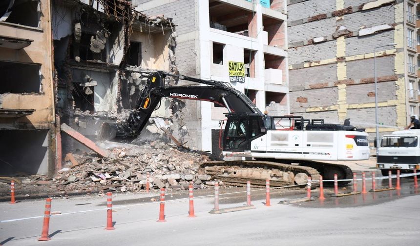 Malatya'da O Bina Artık Yok! Üç Katlı Metruk Yapı Yıkıldı