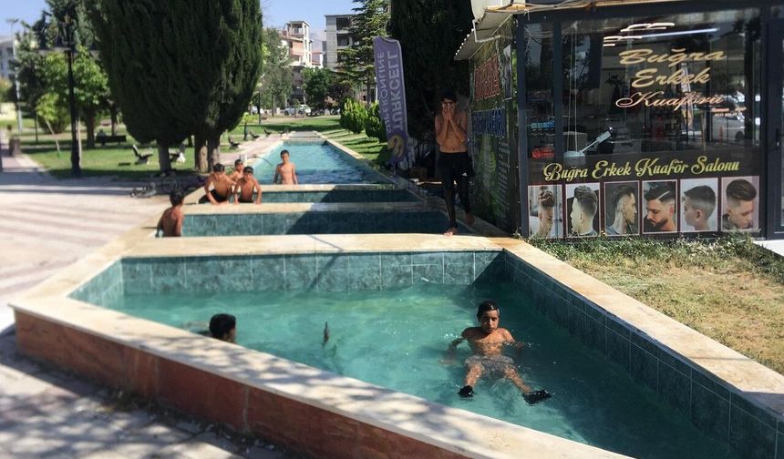 Malatya'da 38 Derece Sıcakta Tehlikeli Serinlik! Çocuklar Süs Havuzlarına Akın Etti