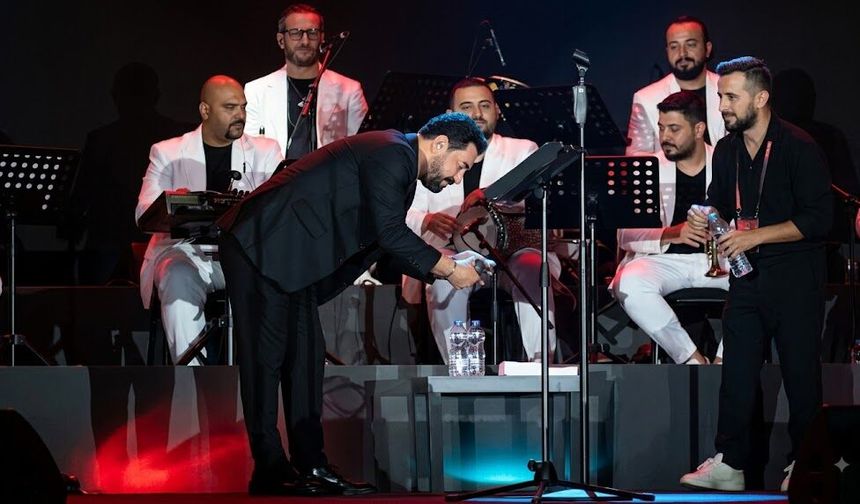 Serkan Kaya Şarkısını Yarıda Kesti! Sahneye Gelen Misafir Herkesi Şaşırttı..