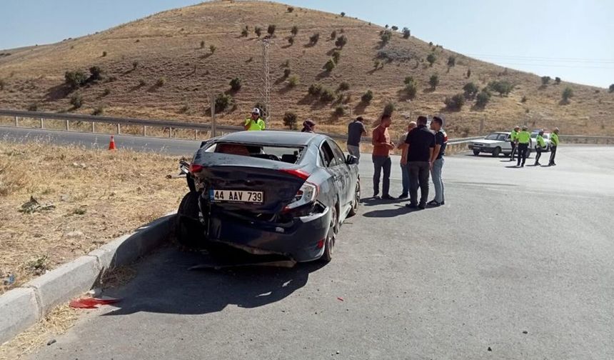 Malatya'da İki Otomobil Çarpıştı: 8 Kişi Hastanelik Oldu