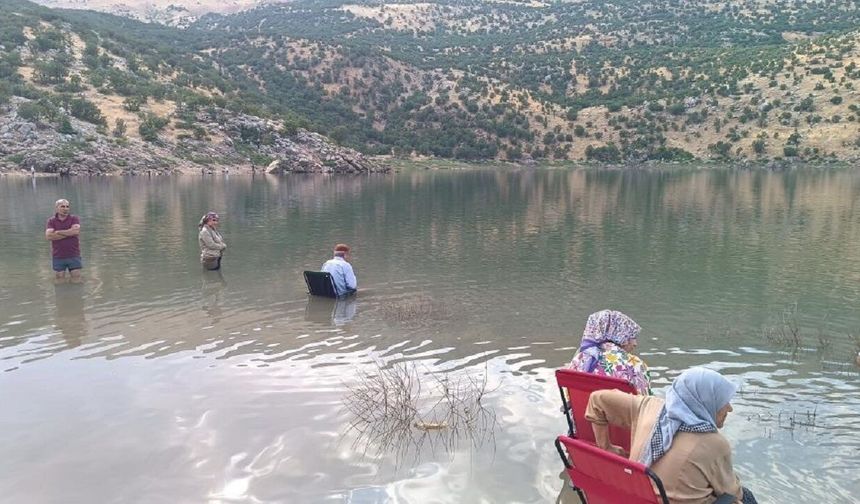 Adıyaman’da Şifa Arayanların Yeni Adresi! Dağların Arasında Gizlenen Göl Ziyaretçi Akınına Uğruyor