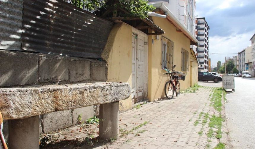 Cami bahçesine sığmayınca kaldırıma konuldu! 61 yıllık musalla taşı görenleri şaşırtıyor