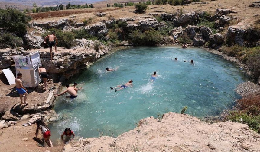 3 Yıl Sonra Yeniden Su Tuttu! Şifa Arayanlar Bu Göle Akın Ediyor