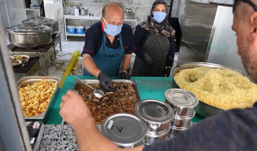 Elazığ’da Gönüllülük Seferberliği: Her Gün 300 Kişinin Sofrasına Sıcak Yemek Ulaşıyor