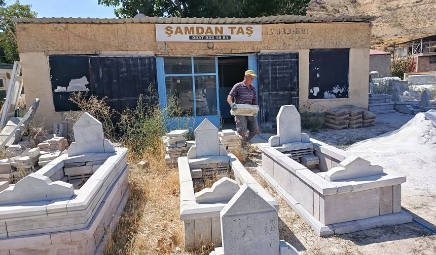 Malatyalı Usta 50 Yıldır Taşa Hayat Veriyor, Şimdi Çırak Arıyor: "Bu Sanat Yok Olacak"