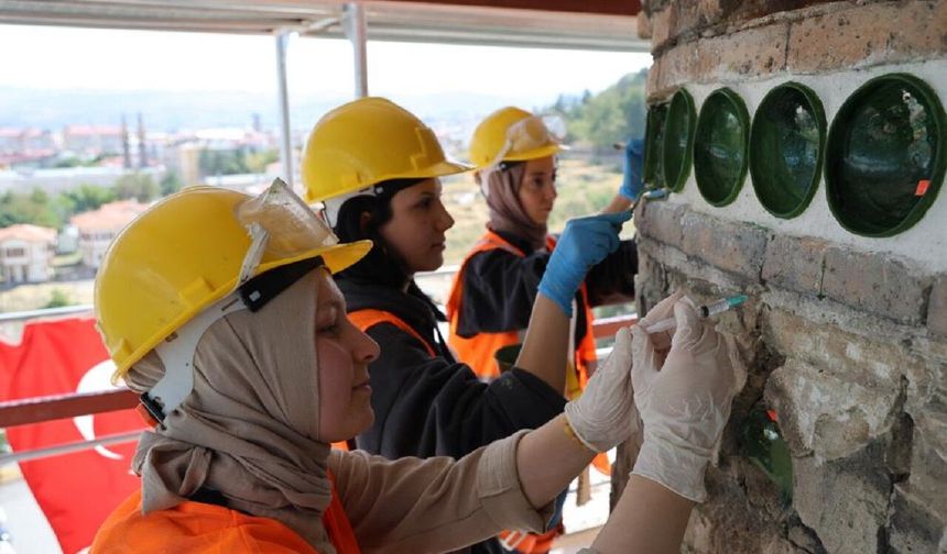 Sivas’ta 8 asırlık Ulu Camii’de gizem çözüldü: Minareden çıkan çanakların sırrı ortaya çıktı