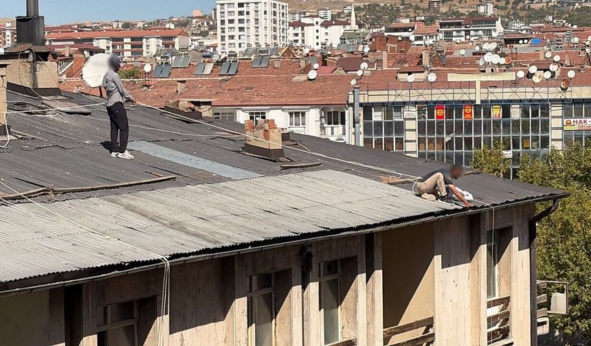 6 Katlı Binada Tehlikeli Temizlik: Belindeki Halatla Çatıdan Sarktı