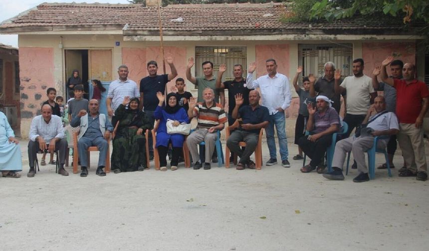 40 yıl sonra öğrencilerinin karşısına çıktı: Gözyaşlarına hakim olamadılar