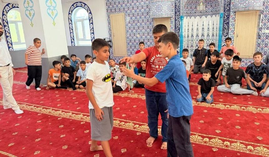 Çocukları camiye çeken farklı uygulama: İkramlar “Cami Market”ten