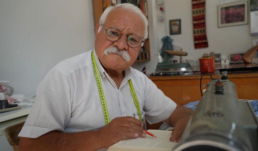 55 yıllık terzilik mesleğini kitap okuyarak yaşatıyor