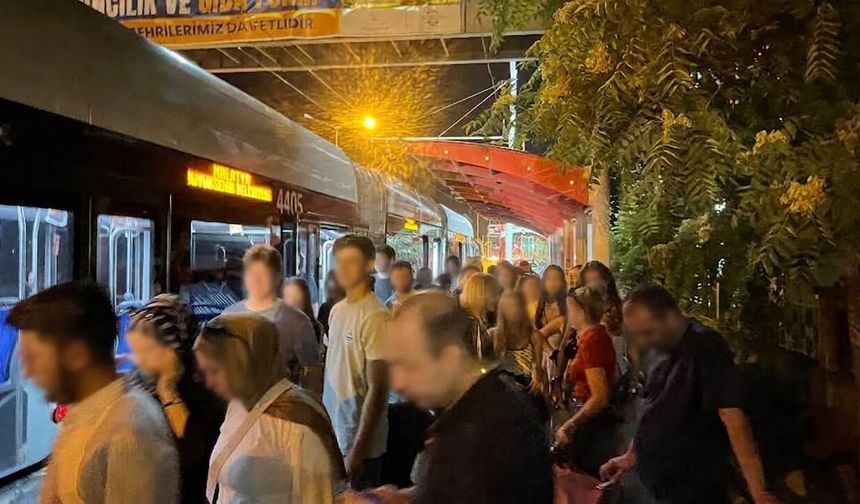 Malatya'da Üniversiteler Başlamadan İlk Aksilik: Trambüs Arıza Yaptı, Öğrenciler Valizleriyle Araçtan İndirildi!