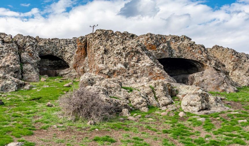 Malatya’da Gören Merak Ediyor! 1.800 Yıllık Mezar Odaları Neden Kayaların İçinde?