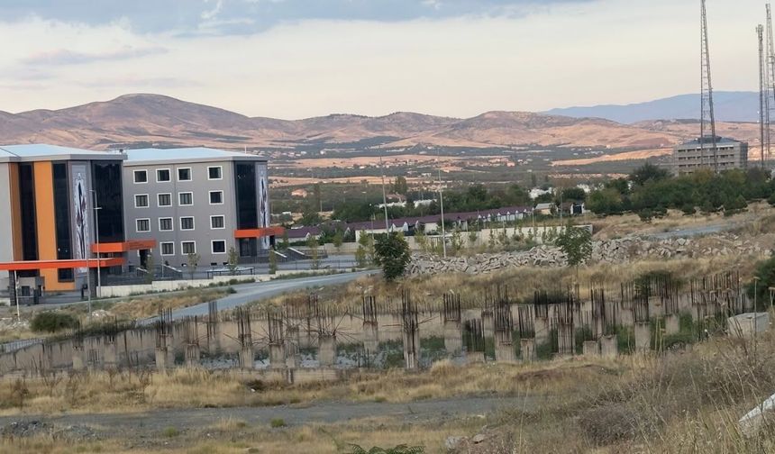 Malatya’da Bina Temeli Suya Gömüldü! Yarım Kalan İnşaat Dikkat Çekti