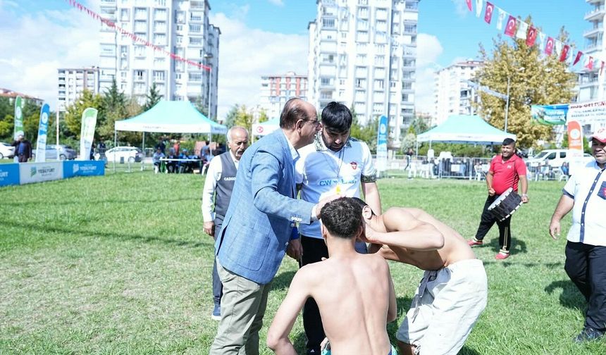 Başkan Geçit, Güreş Alanında Sakatlanan Minik Sporcuların Yardımına Koştu